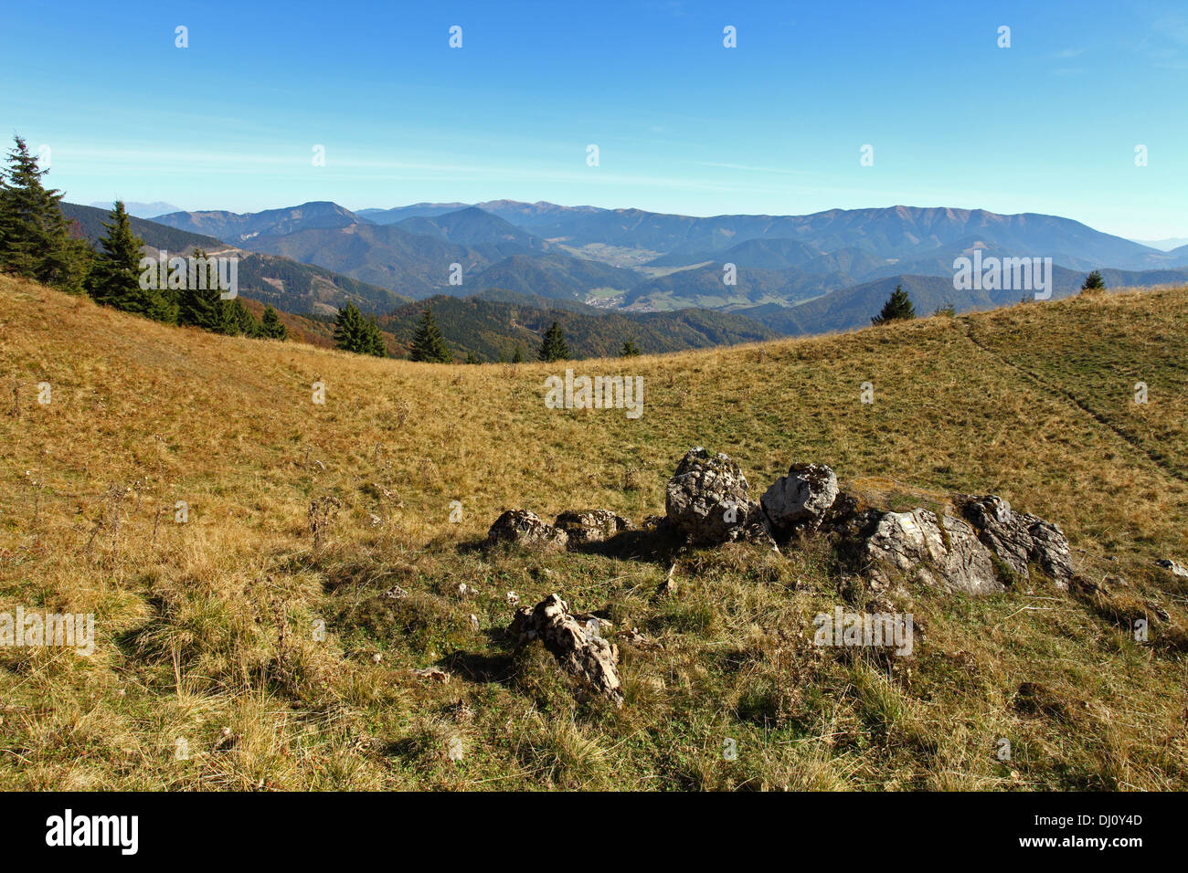 Vista panoramica dal Rakytovske severne sedlo (Rakytov, Velka Fatra) verso Nizke Tatry montagne, Slovacchia. Foto Stock