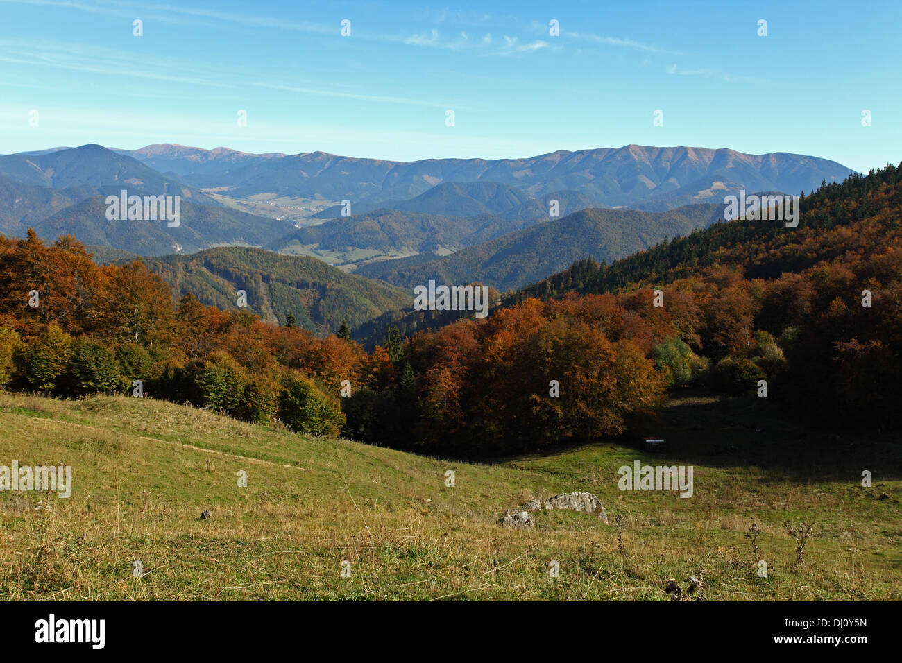 Vista panoramica dal rifugio di montagna Limba oltre Tepla dolina (Velka Fatra) verso Nizke Tatry montagne, Slovacchia. Foto Stock