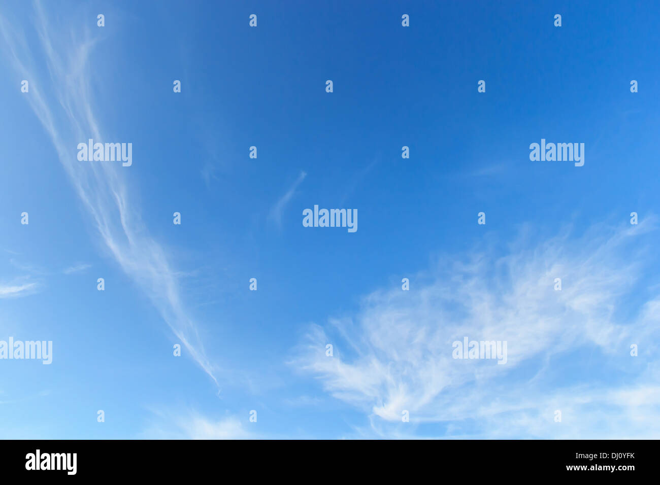 Le nuvole nel cielo blu Foto Stock