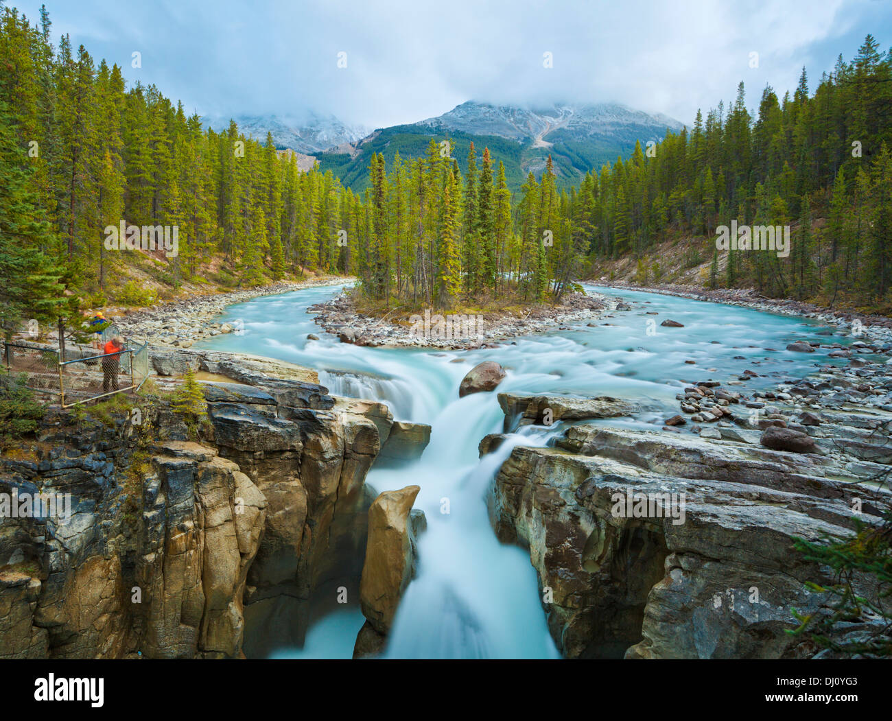 Fotografo presso la Sunwapta cade sul fiume Sunwapta Icefields Parkway del Parco Nazionale di Jasper Alberta Canada America del Nord Foto Stock