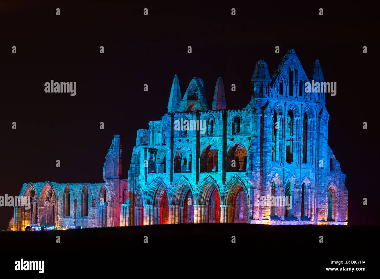 Whitby Abbey illuminato, 1 novembre 2013. Foto Stock