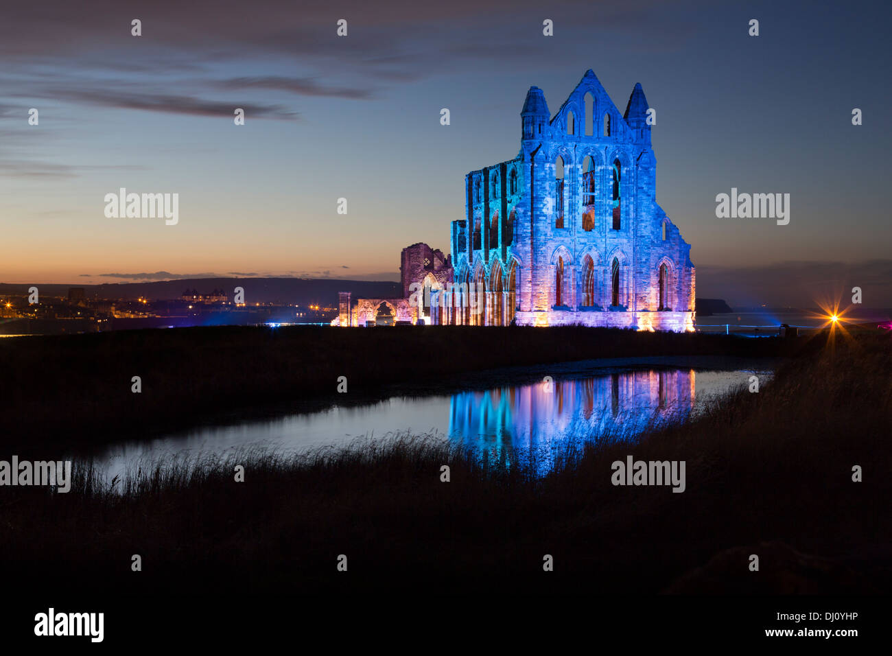 Whitby Abbey illuminato, 1 novembre 2013. Foto Stock