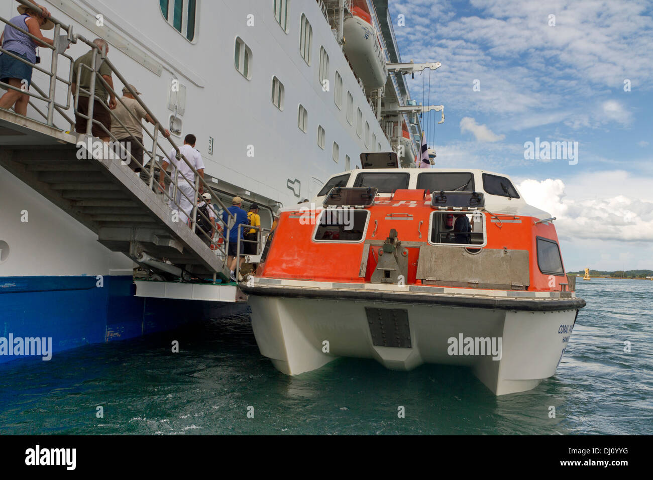 I passeggeri di sbarco mediante gara da Coral Princess nave da crociera sul Lago di Gatun Panama Foto Stock