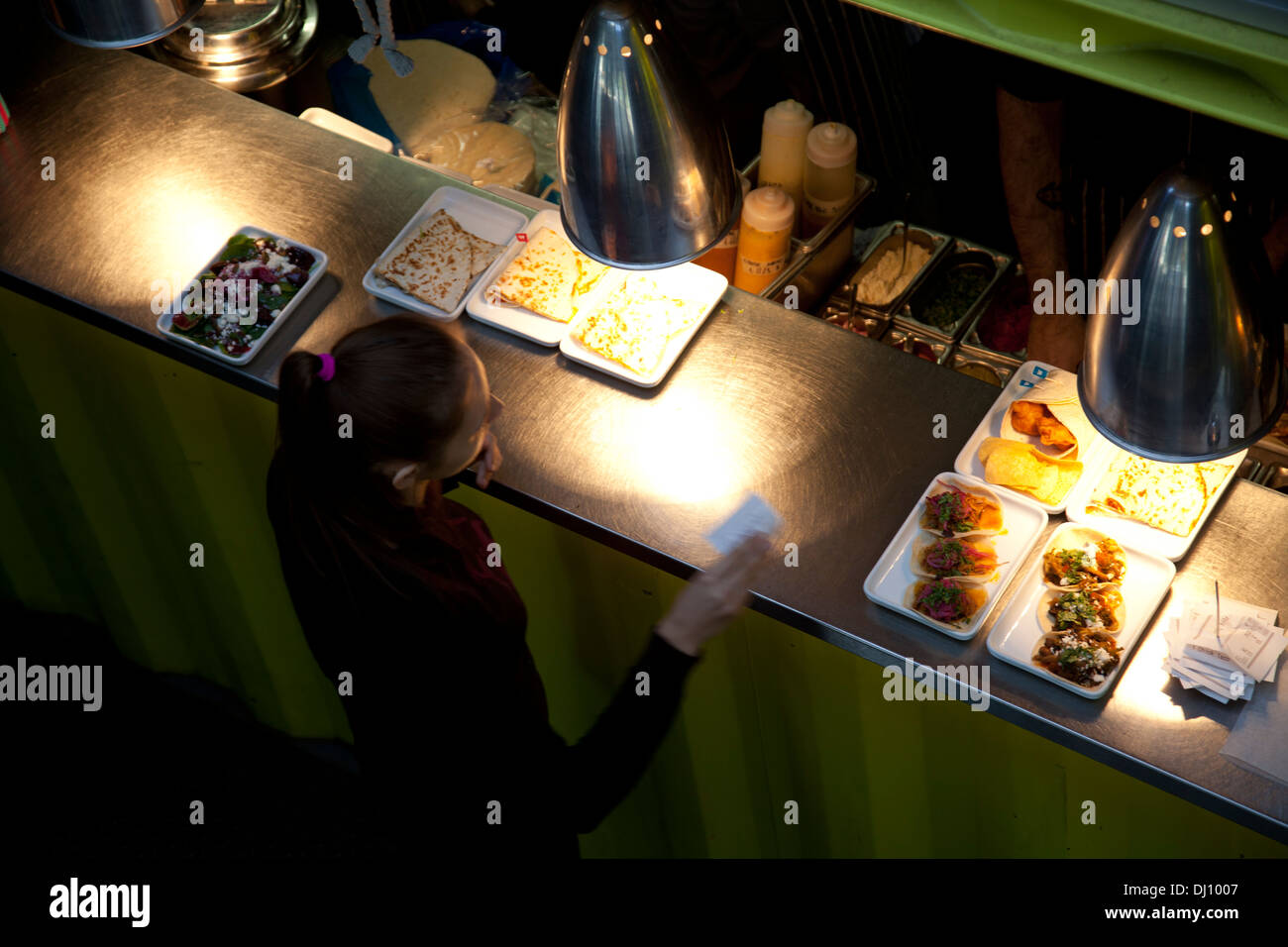 Wahaca Ristorante Cucina contatore di servizio sulla South Bank di Londra - Regno Unito Foto Stock