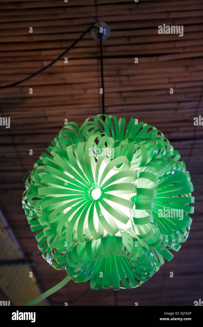 Luce al Ristorante Wahaca utilizzando bottiglie di plastica riciclata - London REGNO UNITO Foto Stock