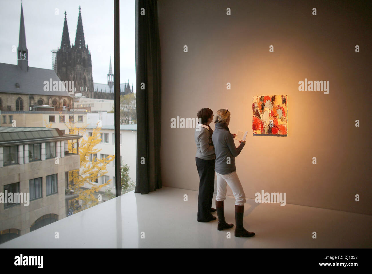 Colonia, Germania. Xviii Nov, 2013. Due donne vista una foto di Michael Toenges al museo Kolumba a Colonia, Germania, 18 novembre 2013. I critici d'arte hanno chiamato museo Kolumba dell arcidiocesi di Colonia Museo dell'anno. Foto: OLIVER BERG/dpa/Alamy Live News Foto Stock