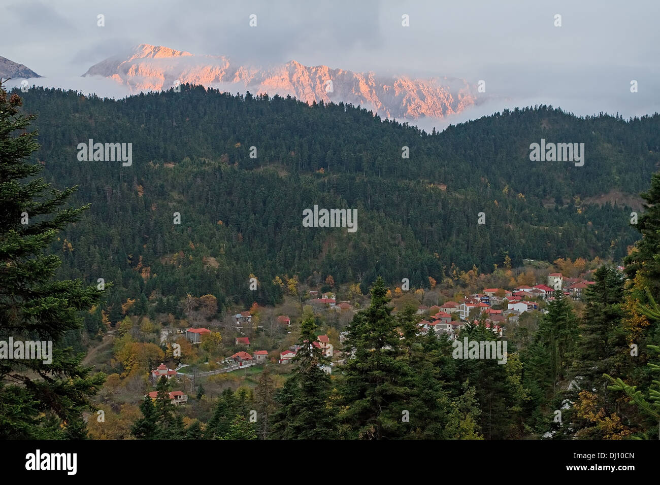 Il villaggio di Athanasios Diakos, Grecia centrale, nel corso di un pomeriggio autunnale, e mentre i vertici di Giona mountain Foto Stock