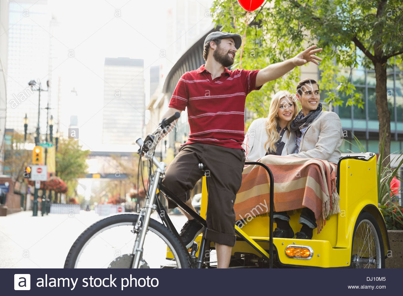 In rickshaw driver evidenziando punti di riferimento della città di giovane Foto Stock