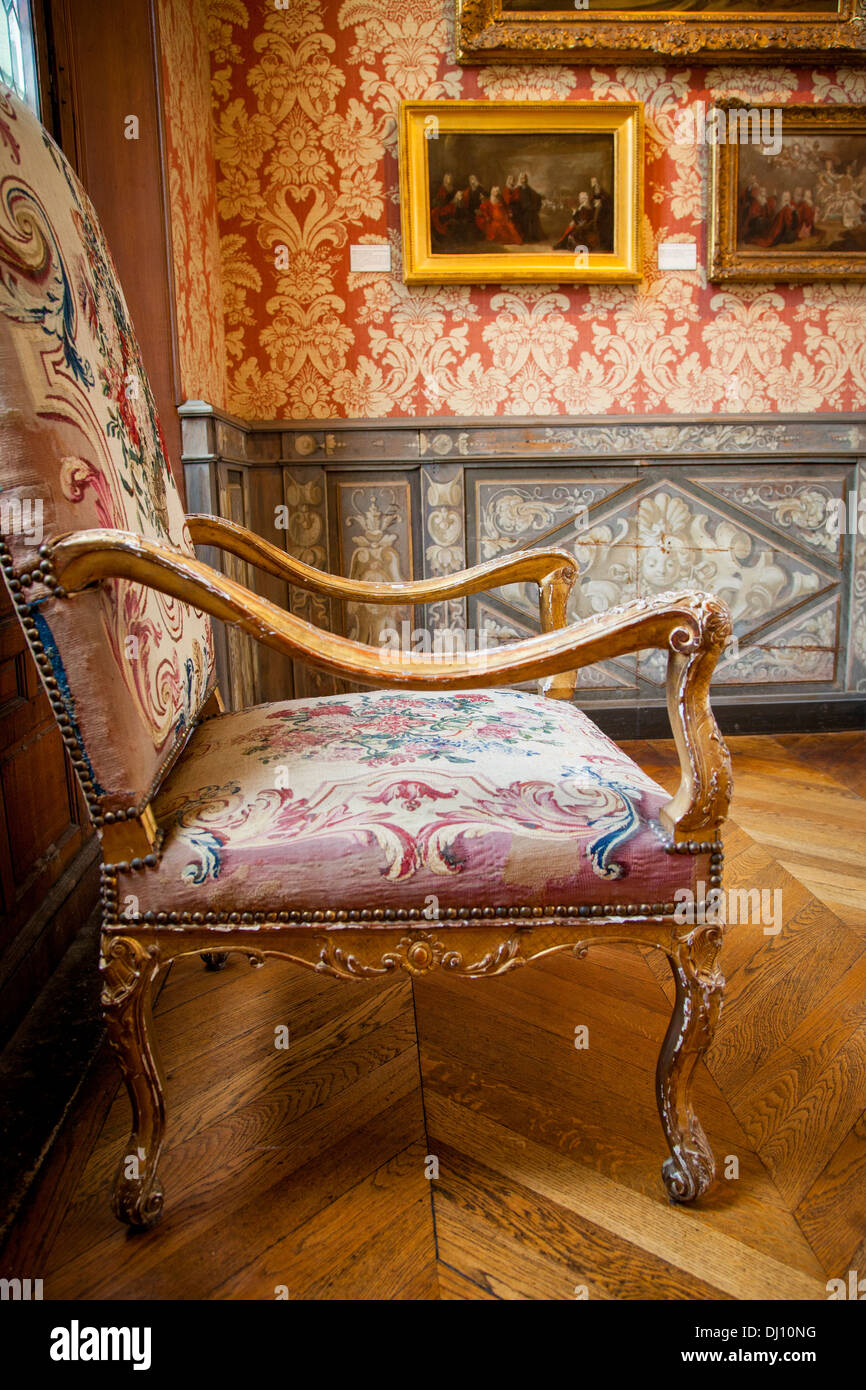 Antiquariato sedia francese visualizzato all Hotel Carnavalet - ora il museo della storia di Parigi, nel quartiere del Marais, Parigi Francia Foto Stock