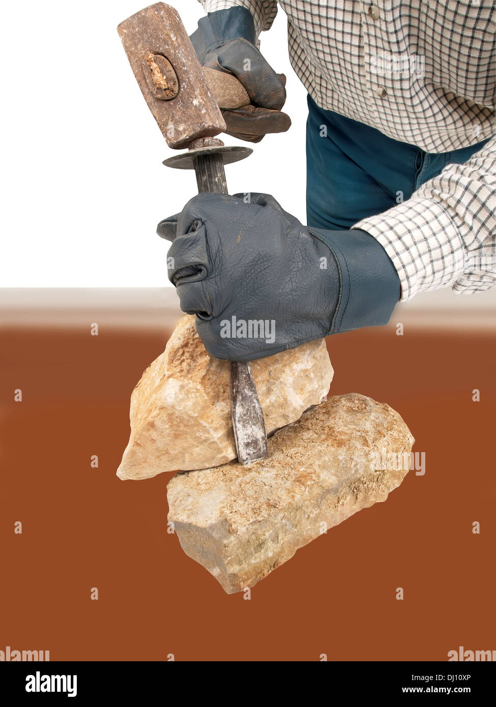 Pietra-lavoratore con martello scalpelli pietra Foto Stock