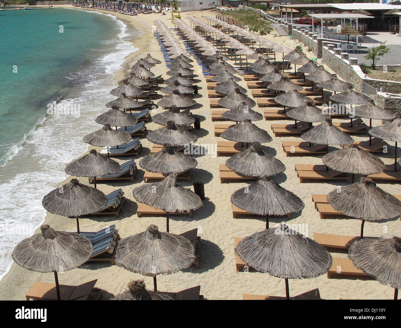 Ombrelloni sulla spiaggia di Psarou sull'isola greca di Mykonos in Cicladi Foto Stock