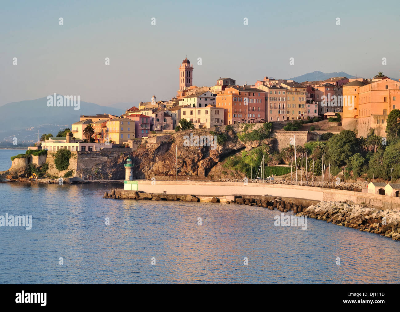 Le case e gli edifici nella città di Bastia con bei colori del crepuscolo Foto Stock