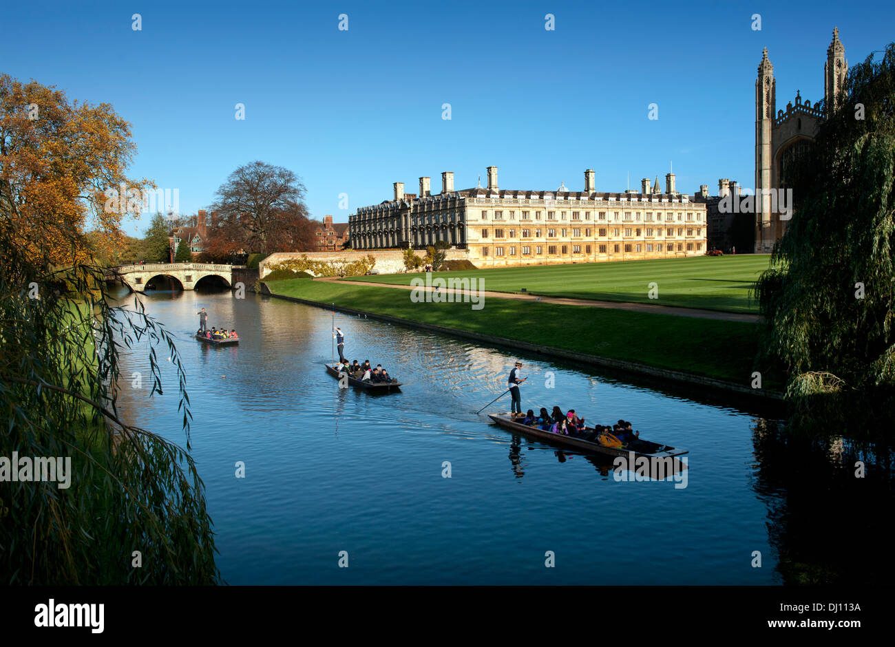 Colori dell'Autunno lungo il fiume Cam Cambridge. 15 11 2013 visitatori a Cambridge godere di colori autunnali di 'i dorsi' passa re Foto Stock