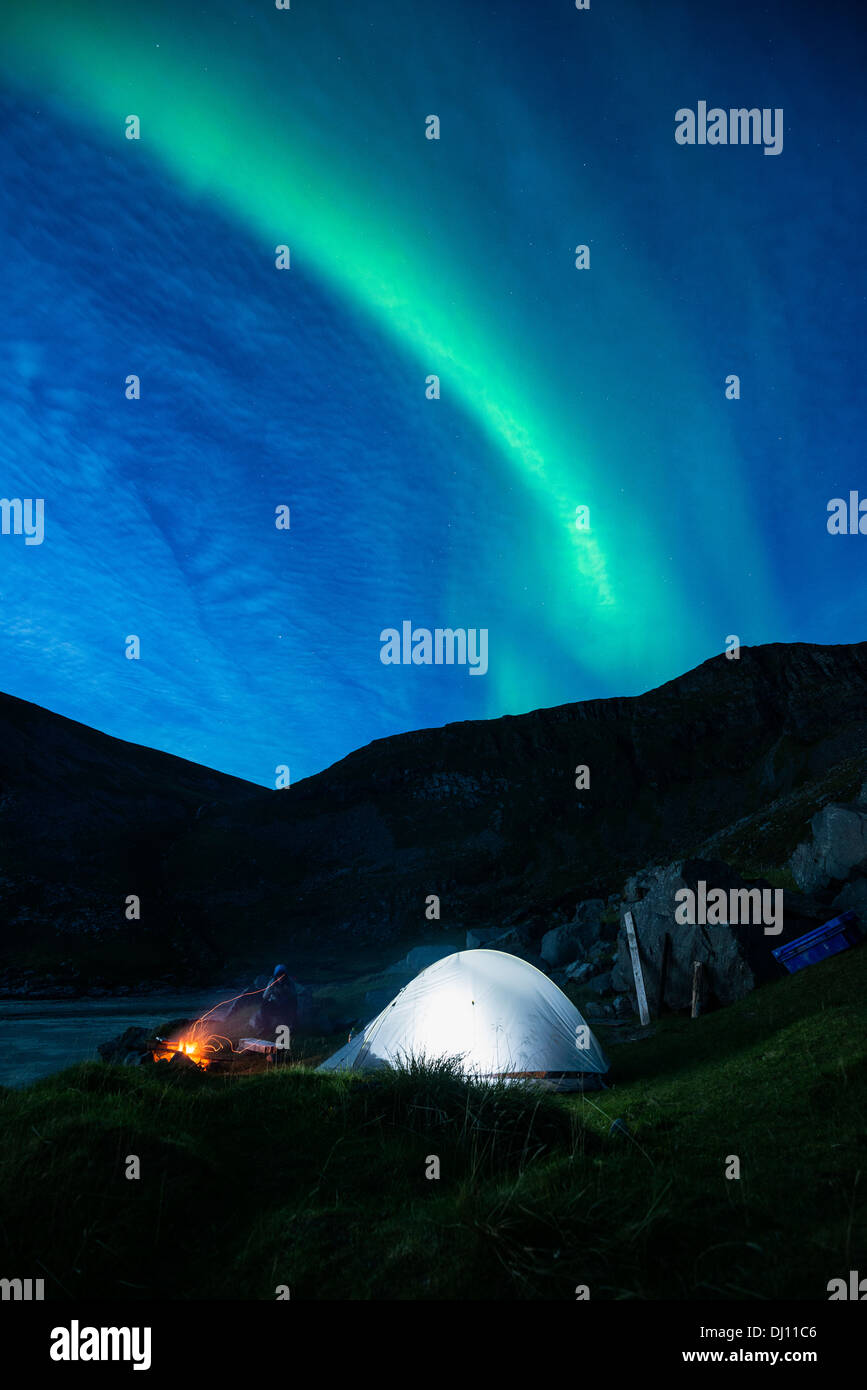 Tenda illuminata con luci del nord nel cielo a Kvalvika beach, Moskenesoy, Isole Lofoten in Norvegia Foto Stock