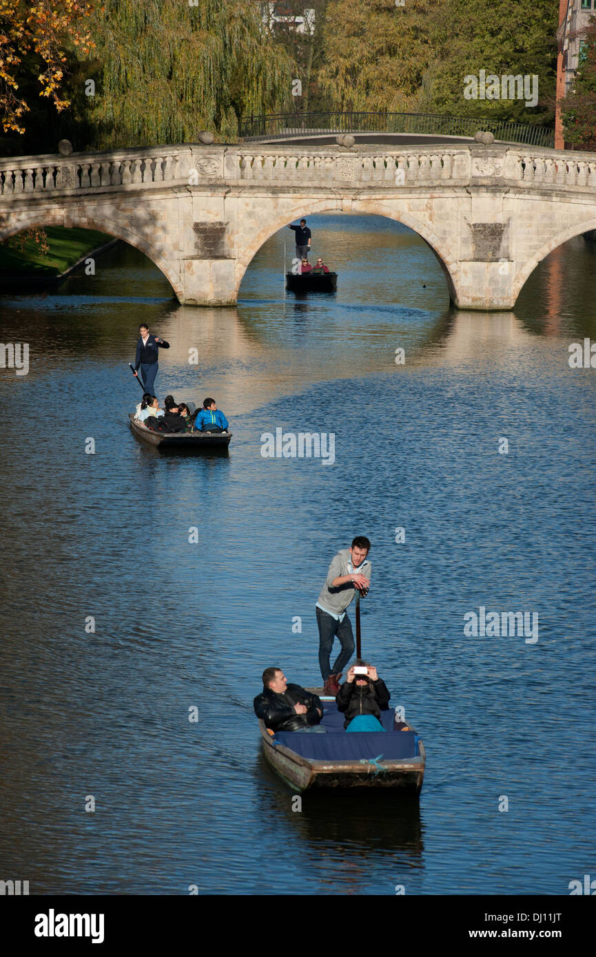 Colori dell'Autunno lungo il fiume Cam Cambridge. 15 11 2013 visitatori a Cambridge godere di colori autunnali di 'i dorsi' a Clare Bridge Foto Stock