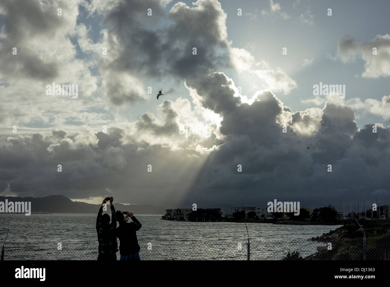 Cielo nuvoloso con sunburst al mare Foto Stock