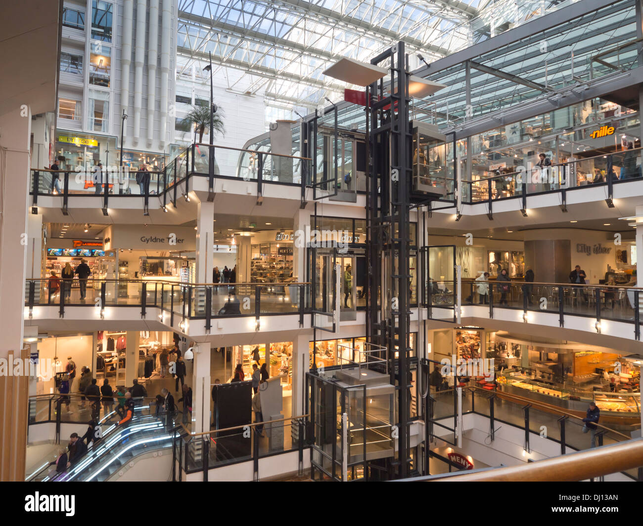 Il centro dello shopping nel centro cittadino di Oslo Norvegia " Oslo City', più piano con internazionale e marchi locali Foto Stock