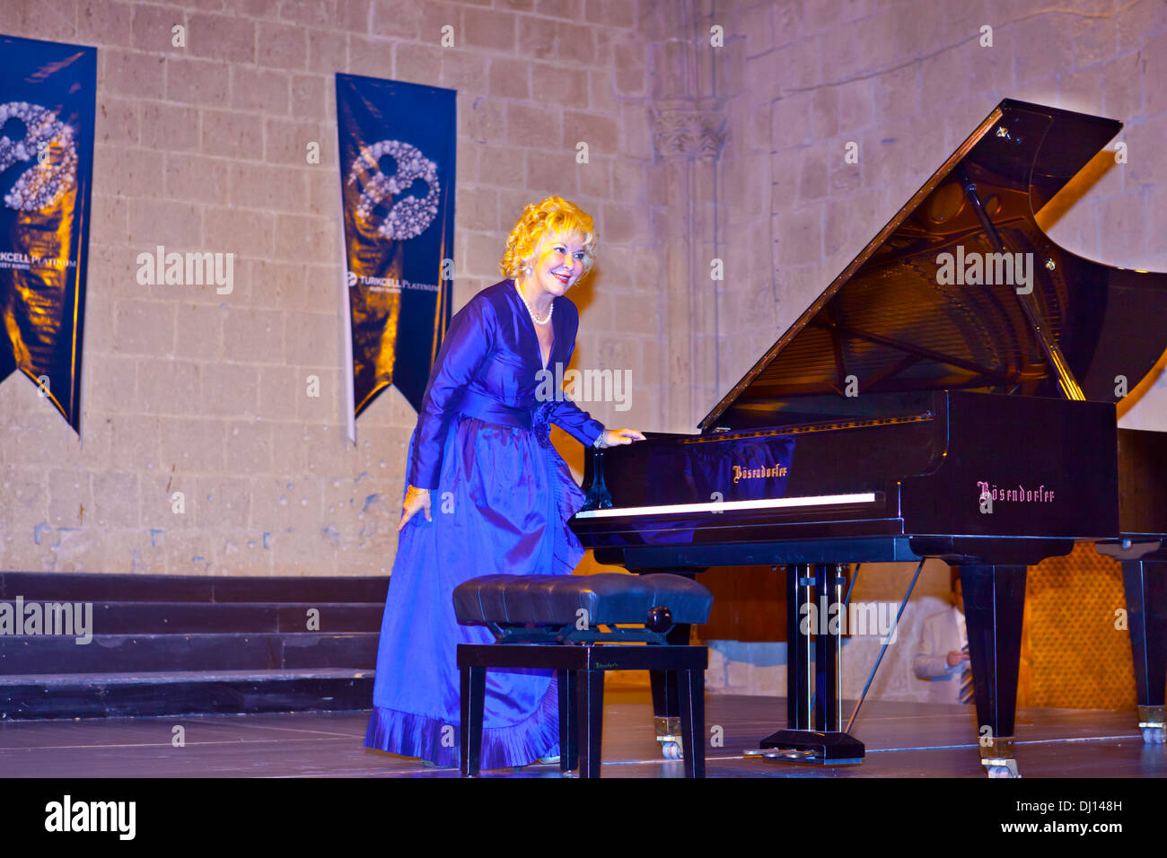 Famoso pianista Gulsin Onay in un concerto in Abbazia Bellapais durante International Cipro del Nord il Festival di musica. Foto Stock