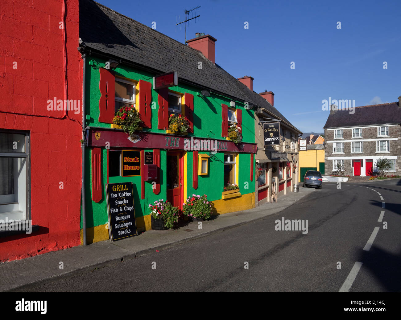 Colorato cafe nel villaggio di Kilgarvan, nella contea di Kerry, Irlanda Foto Stock