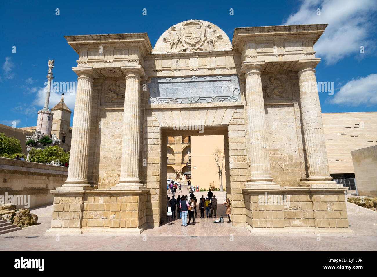 Puerta del Puente, porta al Ponte Romano, Cordoba, Andalusia, Spagna Foto Stock