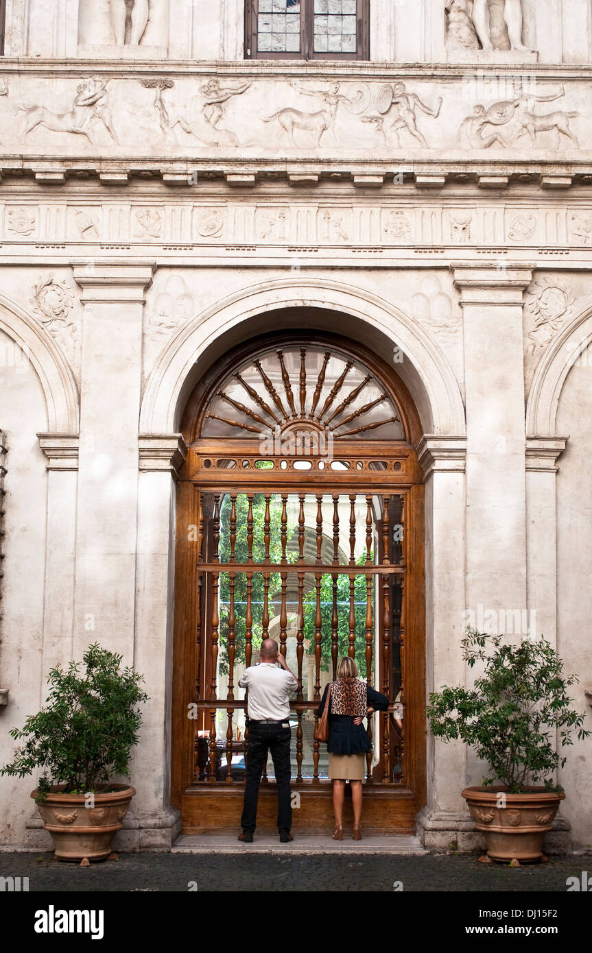 Palazzo Spada atrium, XVI secolo palazzo rinascimentale progettato da Francesco Borromini, Roma, Italia Foto Stock