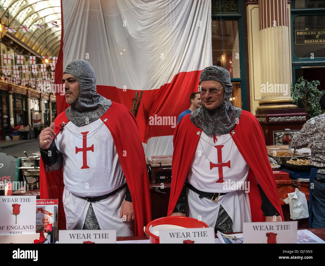 Vestito come vecchi cavalieri in armatura per celebrare il St Georges giorno a Londra Foto Stock