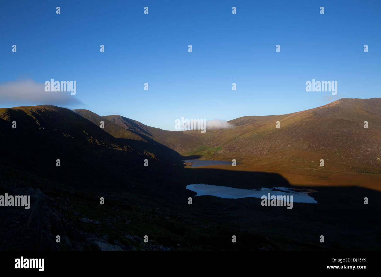 Laghi sotto il Conor Pass con Brandon Mountain, penisola di Dingle, nella contea di Kerry, Irlanda Foto Stock