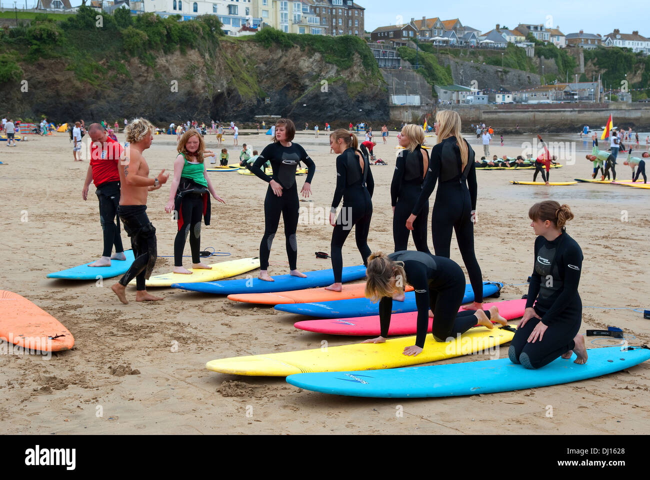 Una ' scuola di surf ' su Towan Beach in Newquay, Cornwall, Regno Unito Foto Stock
