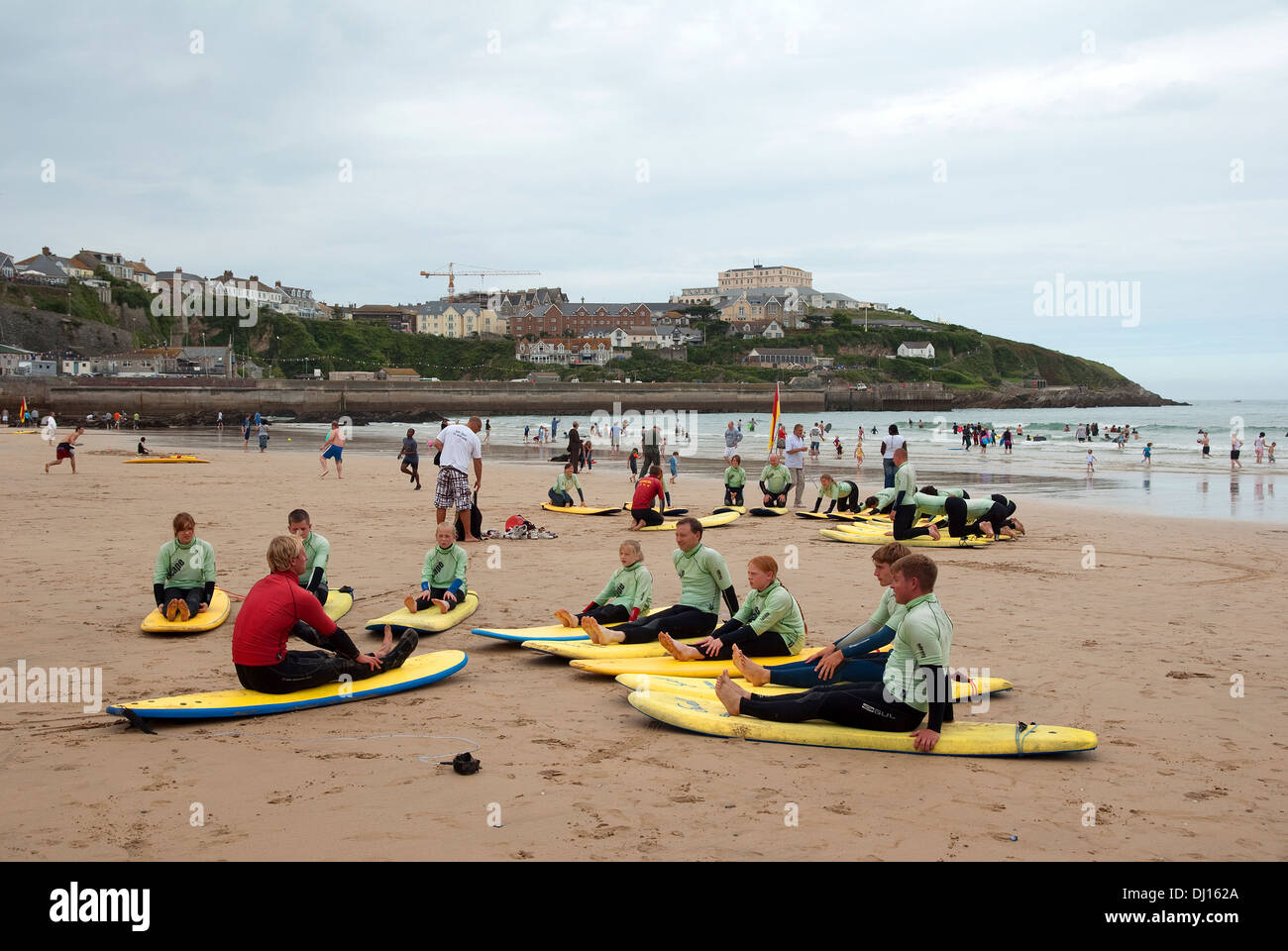 Una ' scuola di surf ' su Towan Beach in Newquay, Cornwall, Regno Unito Foto Stock
