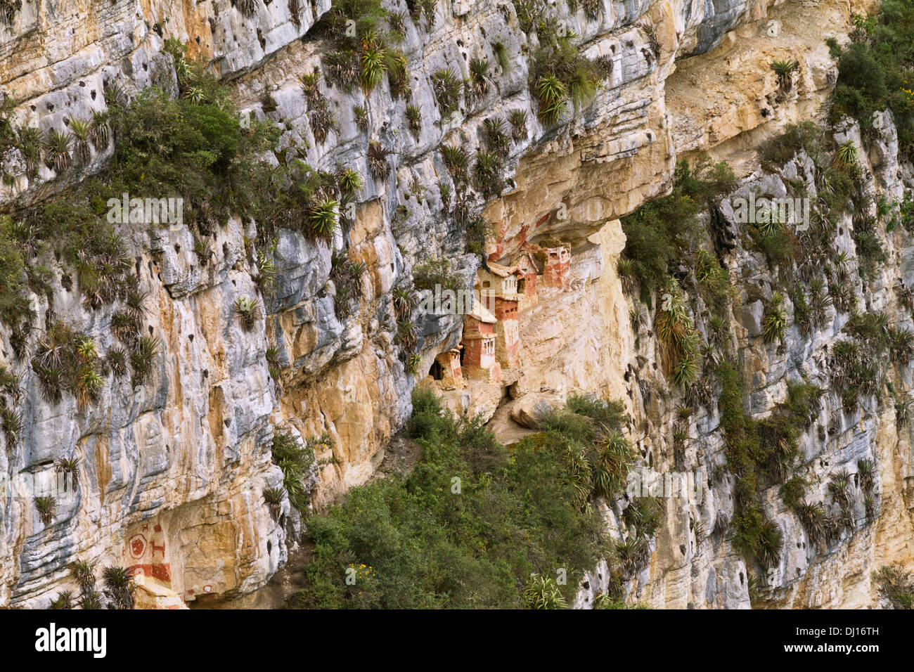 Chullpas di cultura Chachapoya annidato nelle falesie calcaree di Cerro Carbón affacciato sul fiume Utcubamba, Perù Foto Stock