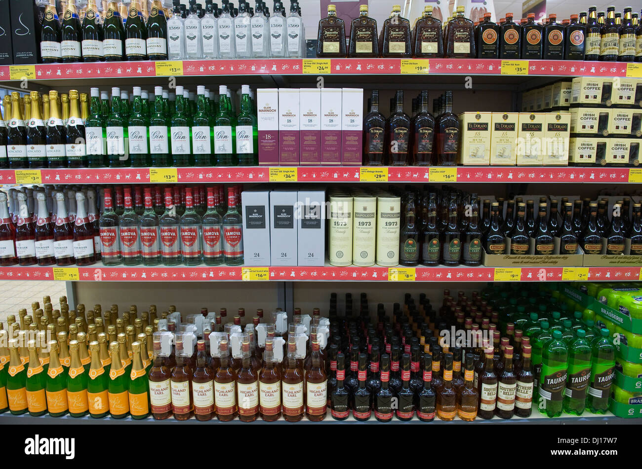 Ripiani di alcool a basso prezzo incluso il vino, distillati e birra, nel  bilancio del Regno Unito supermercato Aldi Foto stock - Alamy