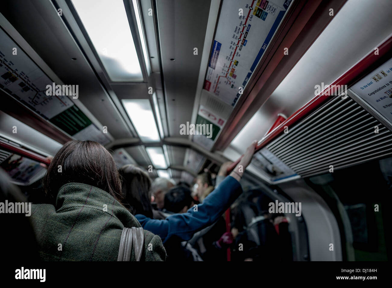 Interno di una metropolitana di Londra carrello durante le ore di punta Foto Stock