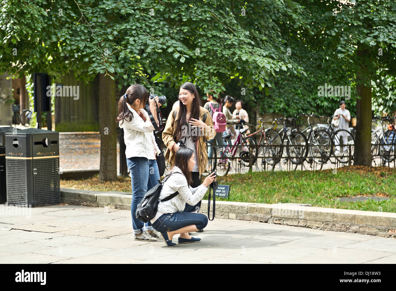 I turisti cinesi con telecamere a Cambridge, Inghilterra Foto Stock