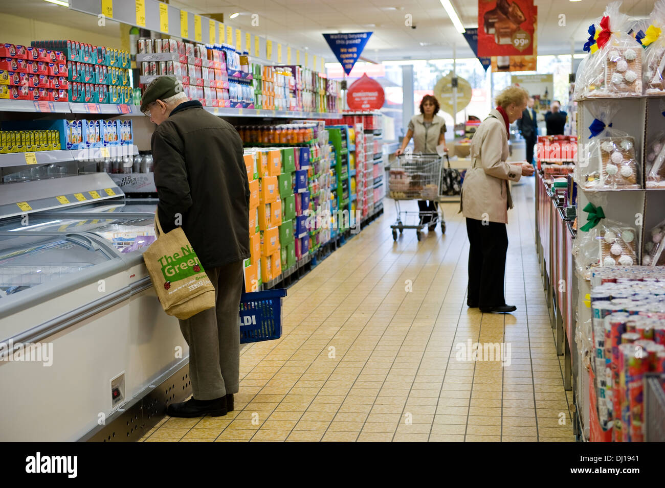 Titolare di una pensione o di una rendita shopping per cibi congelati nel bilancio del Regno Unito supermercato Aldi. Foto Stock