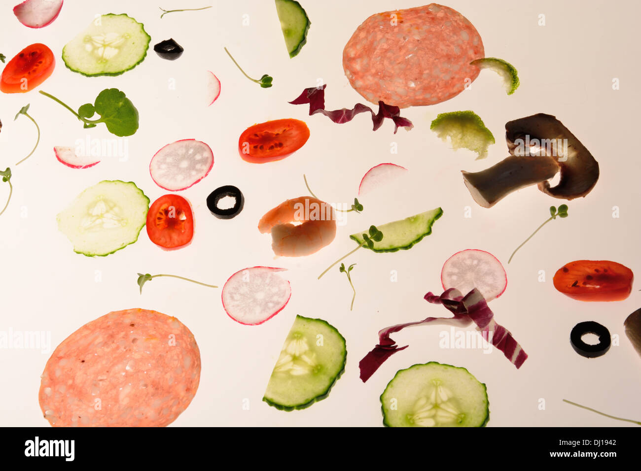 Random insalata sparsi ingredienti su sfondo bianco isolato su sfondo bianco Foto Stock