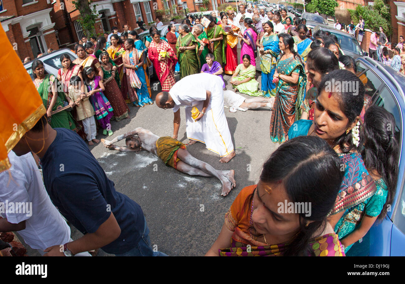 Pellegrini di rotolamento a Rath Yatra festival indù dal Tempio Murugan North London REGNO UNITO Foto Stock