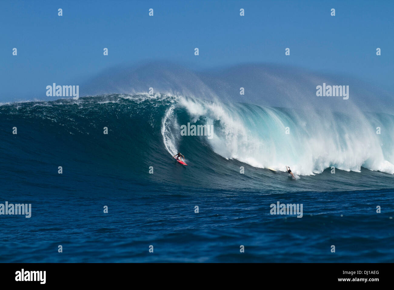 Oahu, Hawaii, Stati Uniti d'America. Xiii Nov, 2013. Sequenza (11 di 12) al di fuori del coccodrillo di surf break. Kirk Passmore (R) ultima ondata prima di sparire, il suo corpo è ancora essere trovati. Kirk Passmore (11 febbraio 1981 al 13 novembre 2013) Nato a Orem, Utah. Egli crebbe a Carlsbad, in California e si è laureato da Carlsbad High School in 1999. Egli ha iniziato a venire alle Hawaii quando era 14 ed era un esperto e un esperto surfer. Egli non era nuovo per big wave surf, avente surfano la maggior parte del ben noto big wave località, comprese di Waimea Bay Sunset Beach, Pipeline e reef esterno sulla sponda settentrionale di Hawaii. Foto Stock