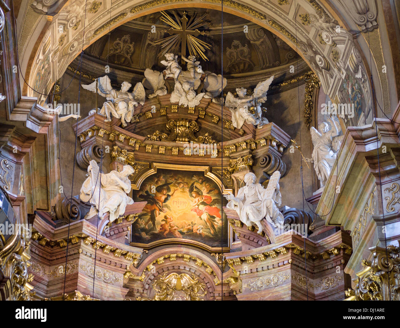 Dettaglio della tecnica sopra l altare presso il St Peters Vienna. La decorazione dettagliata in questa chiesa imperiale sommerge i sensi. Foto Stock