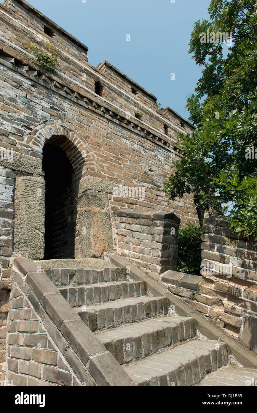 Le fasi fino ad un portale ad arco in un muro di pietra Foto Stock