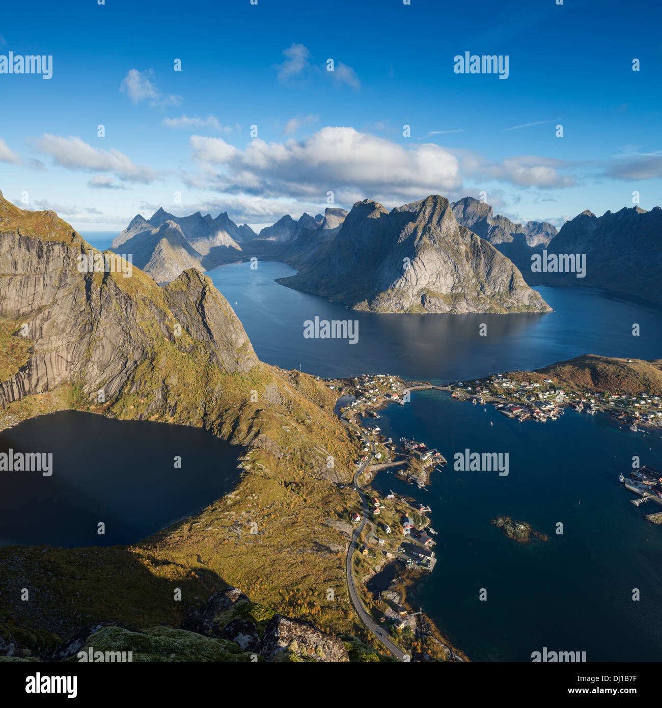 Vista su Reine e Fjord paesaggio dal vertice del Reinebringen, Moskenesoy, Isole Lofoten in Norvegia Foto Stock
