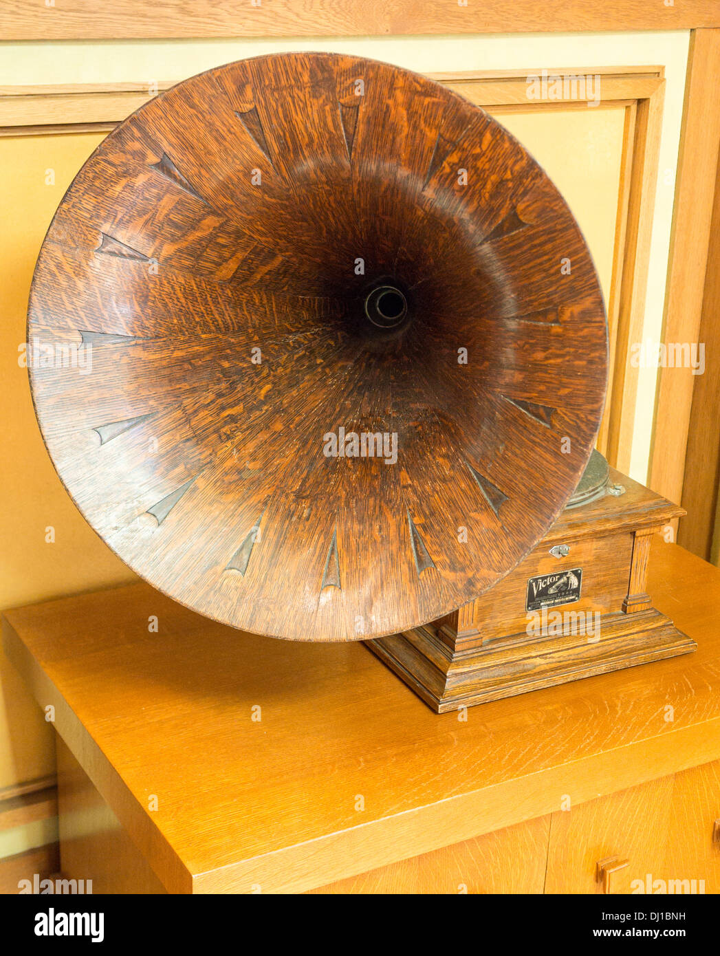 Altoparlanti in legno avvisatore acustico da una mano Victrola avviato record giocatore. Un Victor Vic III da Victor parlando Machine Company. Foto Stock