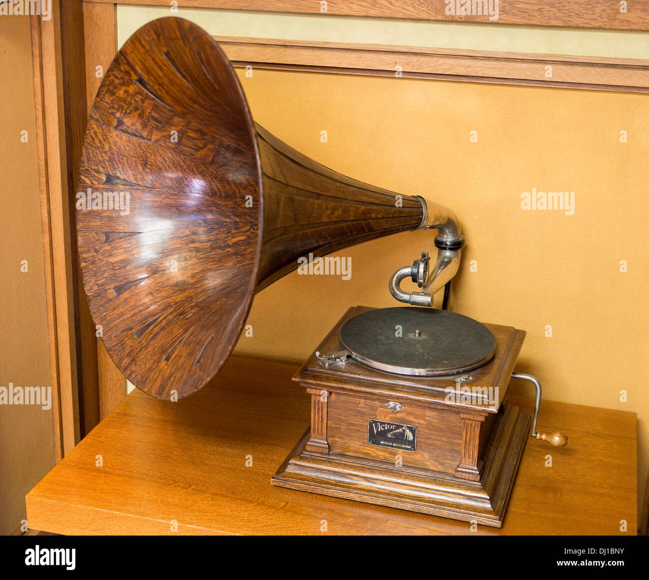 Mano Victrola avviato record giocatore. Un Victor Vic III da Victor parlando Machine Company. Foto Stock