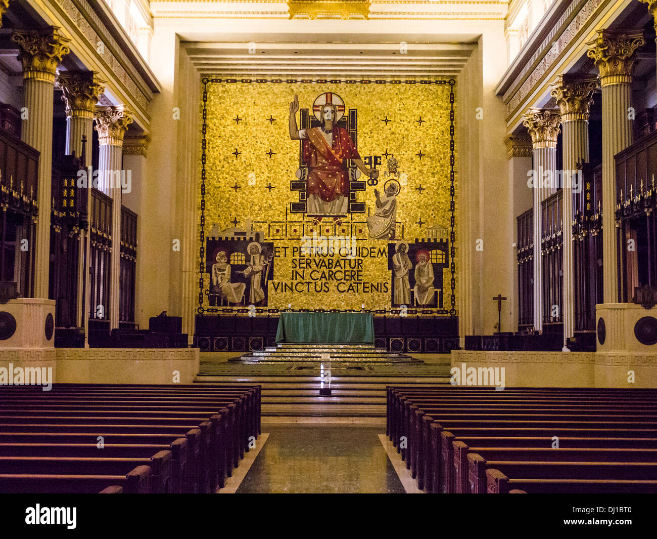 Mosaico dietro l altare. Raffigura Cristo conferire il potere delle chiavi su San Pietro. Stile bizantino, Veneziana Vetro. Foto Stock