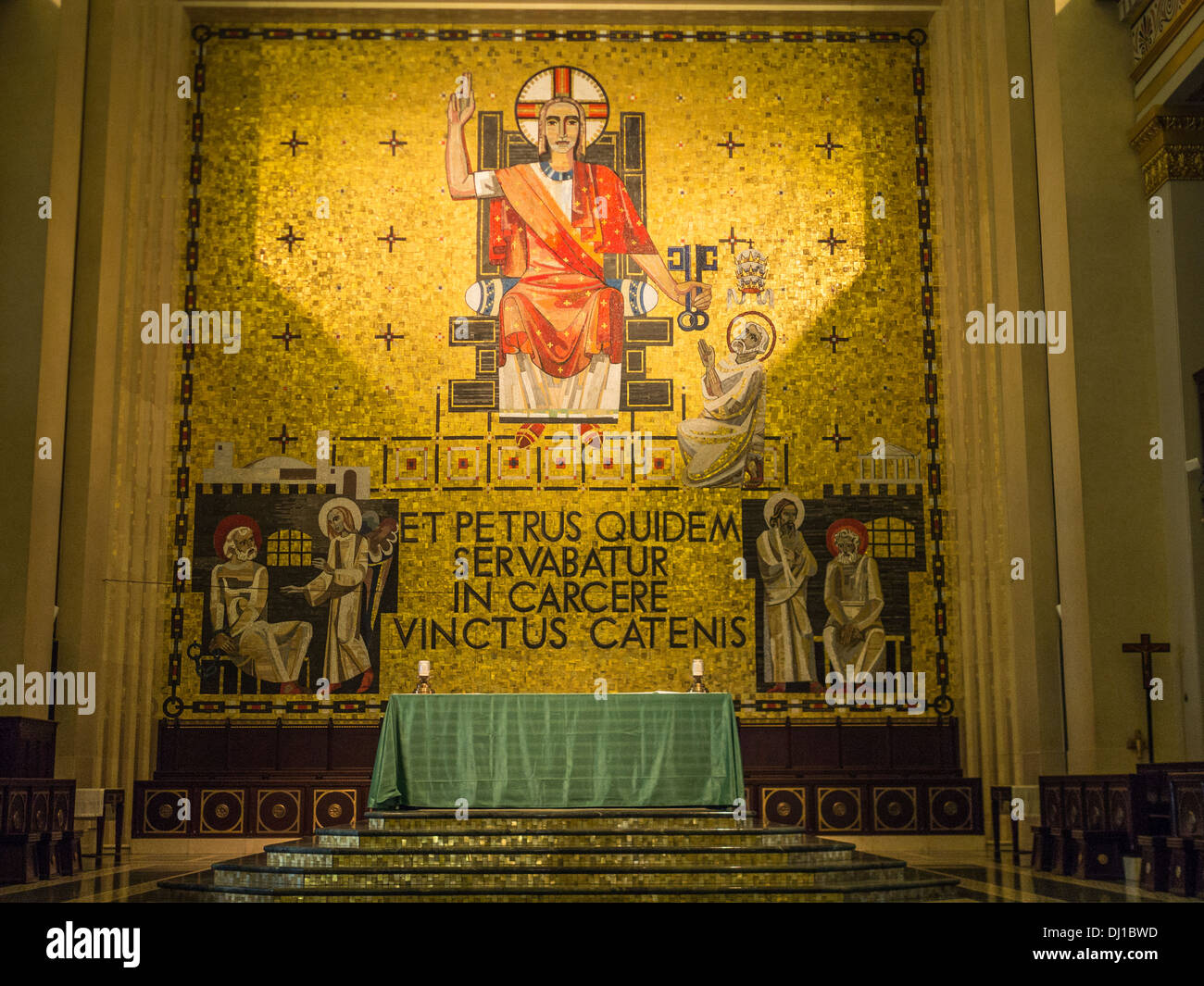 Mosaico dietro l altare. Raffigura Cristo conferire il potere delle chiavi su San Pietro. Stile bizantino, Veneziana Vetro. Foto Stock