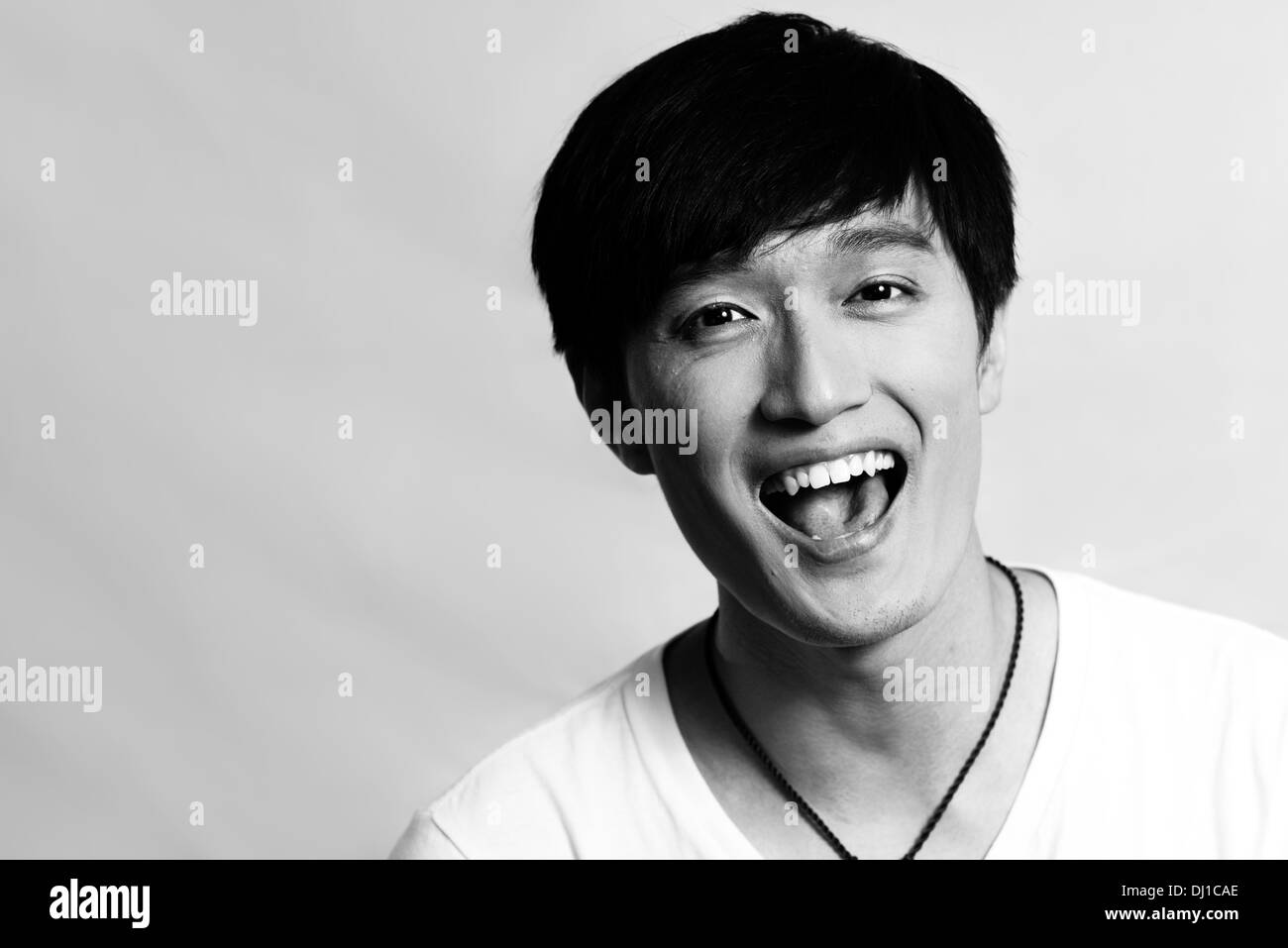 Ritratto di giovane uomo ride molto, in bianco e nero style Foto Stock