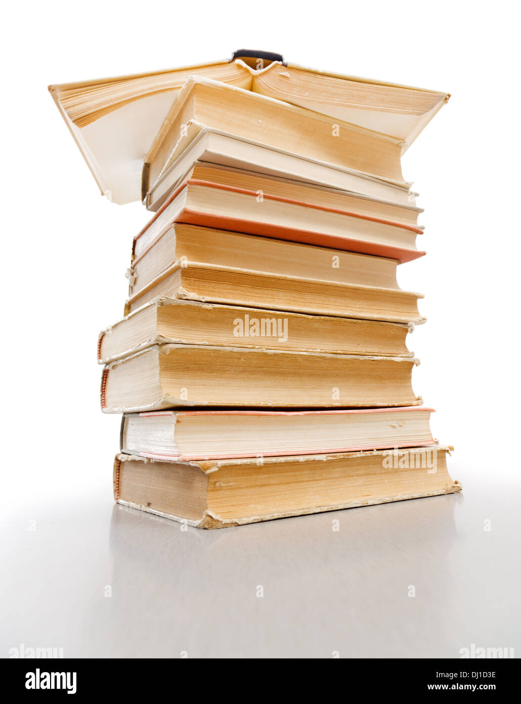 Ampio angolo di visione di una pila di libri, uno superiormente aperto Foto Stock