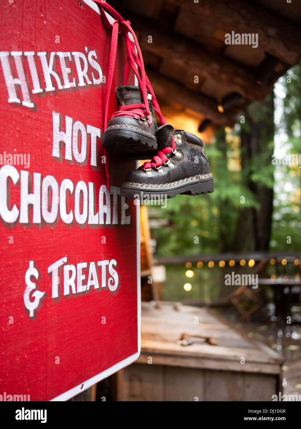 Un segno per una cioccolata calda e tratta stand presso il Ponte Sospeso di Capilano Park in North Vancouver, British Columbia, Canada. Foto Stock