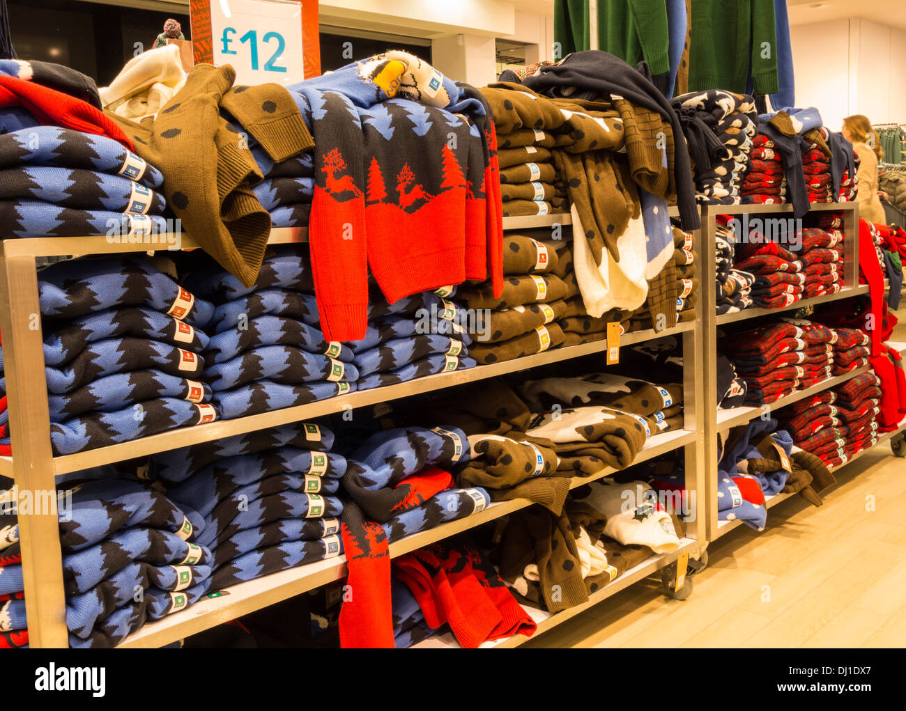 Natale pullover in Primark store. Inghilterra, Regno Unito Foto Stock