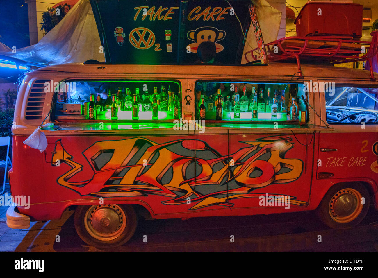 Un bus VW cocktail bar a Bangkok, in Thailandia Foto Stock