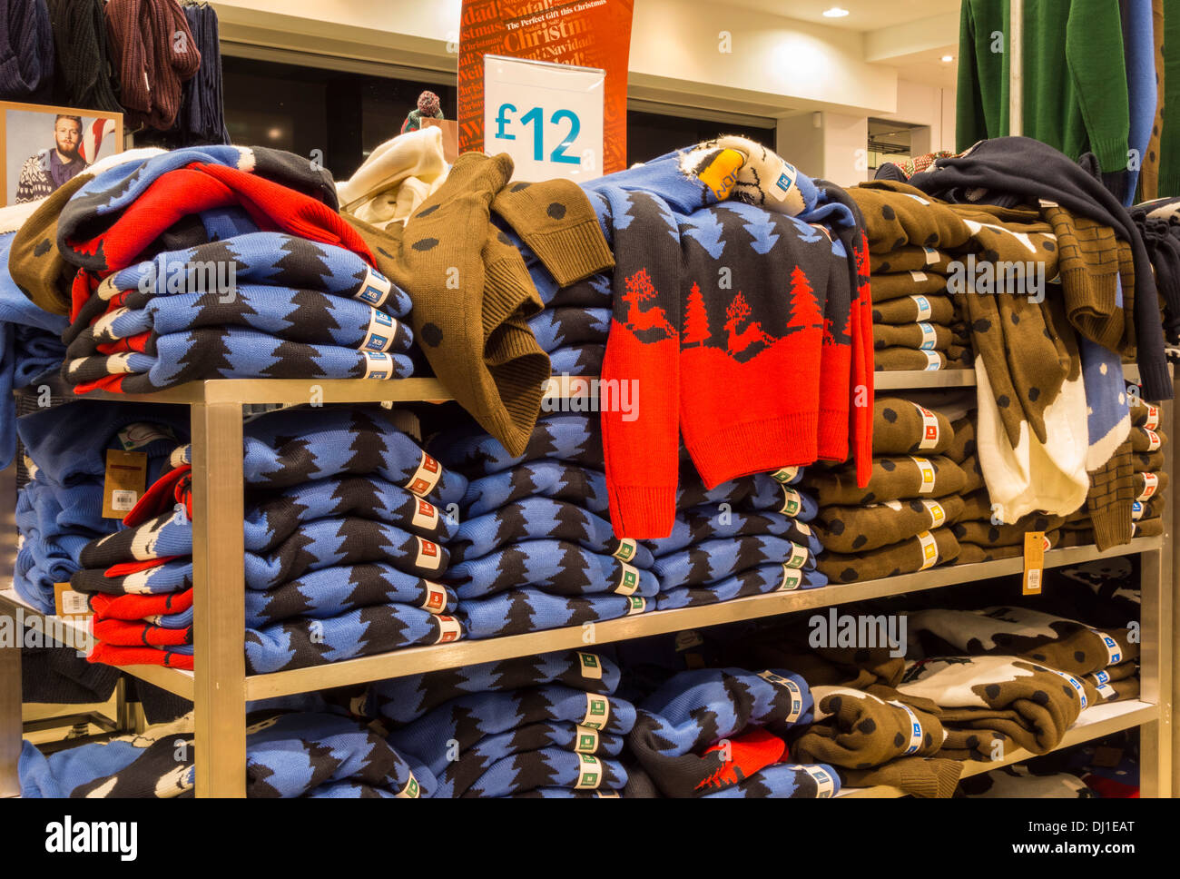 Natale pullover in Primark store. Inghilterra, Regno Unito Foto Stock